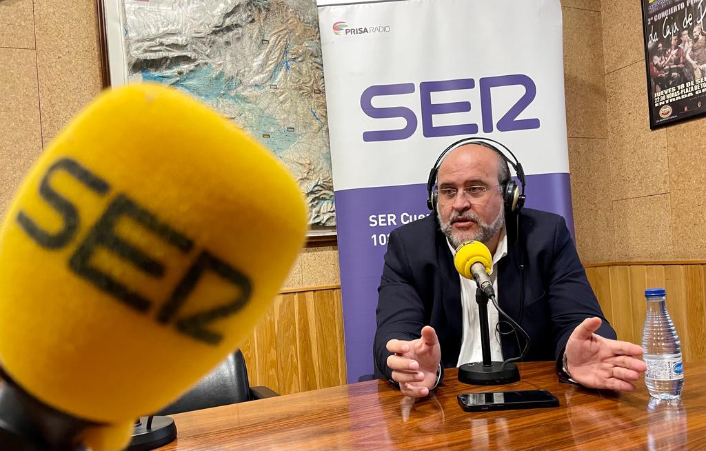 El vicepresidente del Gobierno de CLM, José Luis Martínez Guijarro, en los estudios de SER Cuenca