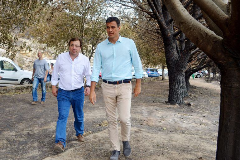 El secretario general del PSOE, Pedro Sánchez, acompañado por el presidente extremeño, Guillermo Fernández Vara, durante su visita a la zona del incendio.