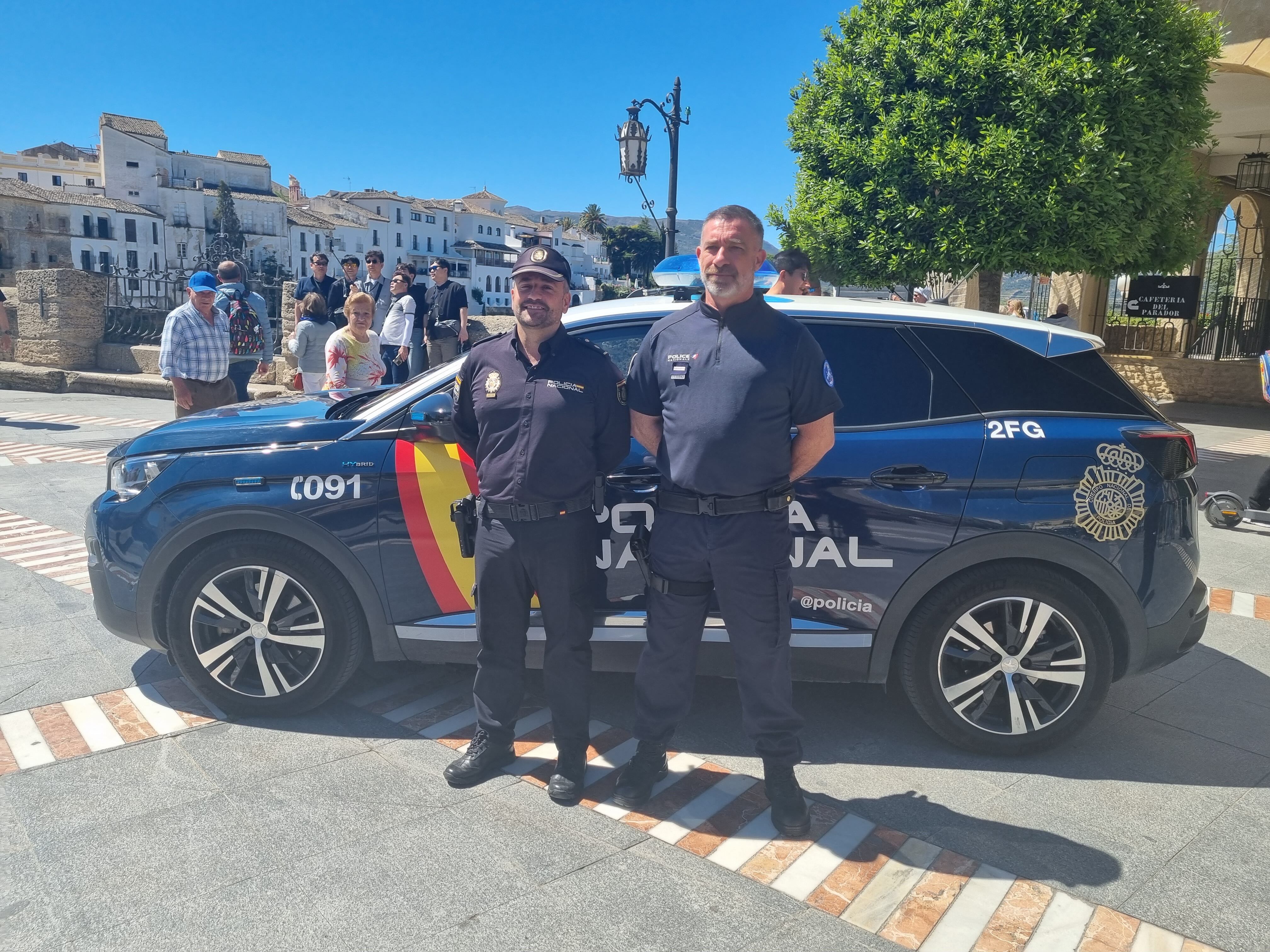 Francisco J. Cuéllar junto al nuevo agente francés que presta servicio en Ronda por la iniciativa comunitaria