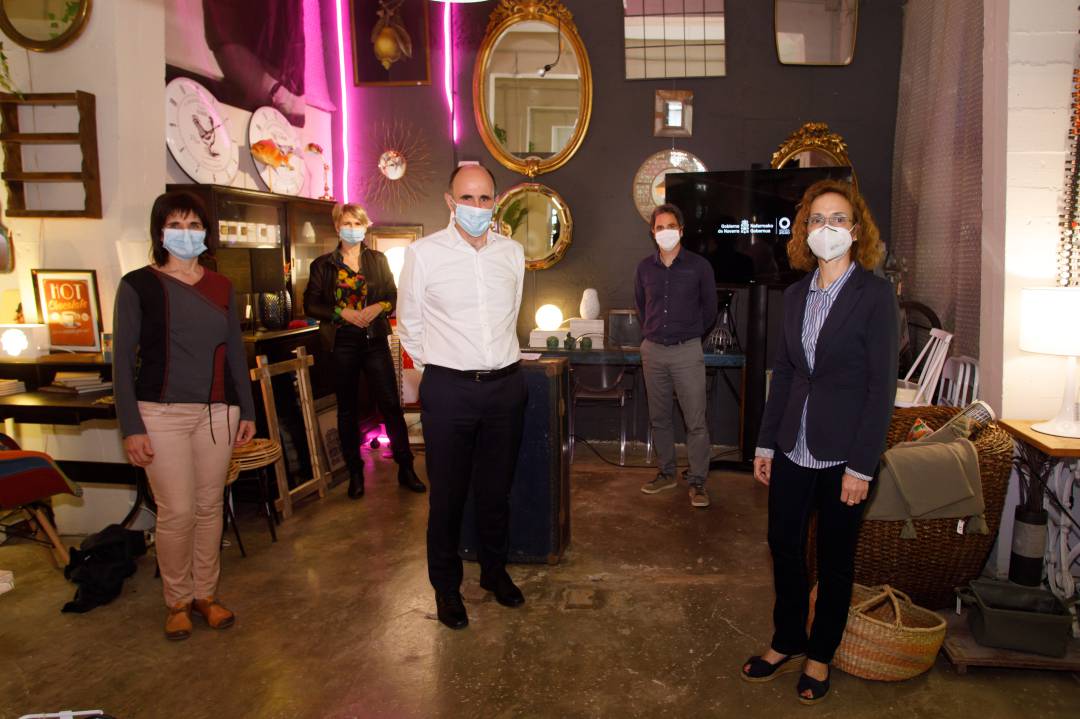 En la imagen, el consejero Manu Ayerdi junto a Margari Cueli, directora de servicio de Ordenación y Fomento del Turismo y del Comercio (izd), e  Inma Elcano, representante de la Asociación de Comercientes de Navarra (dcha). Detrás, Maitena Ezkutari, directora general de Turismo, Comercio y Consumo, y Felipe Saragüeta, de la asociación de comerciantes Denok Bat, en la presentación de la campaña de comercio 'Homenaje a la luz'