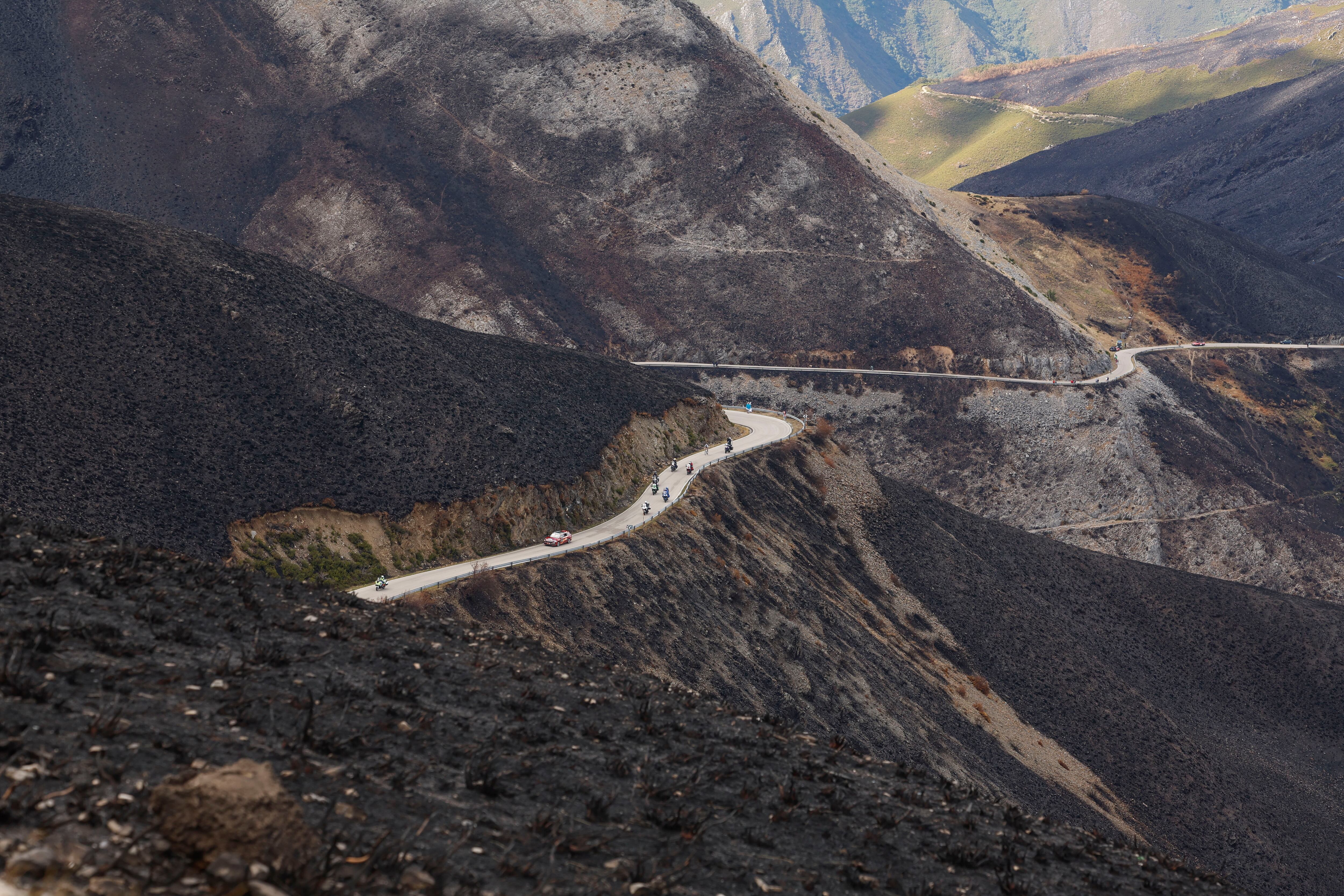 FOTODELDÍA - ALTO DE EL MORREDERO (EL BIERZO-LEÓN), 10/09/2025.- Los ciclistas recorren el paisaje calcinado por los incendios en el Bierzo durante la etapa 17 de la Vuelta Ciclista a España disputada este miércoles entre O Barco de Valdeorras (Ourense) y Alto de El Morredero (EL Bierzo-León), de 143,2km de recorrido. EFE/Javier Lizón