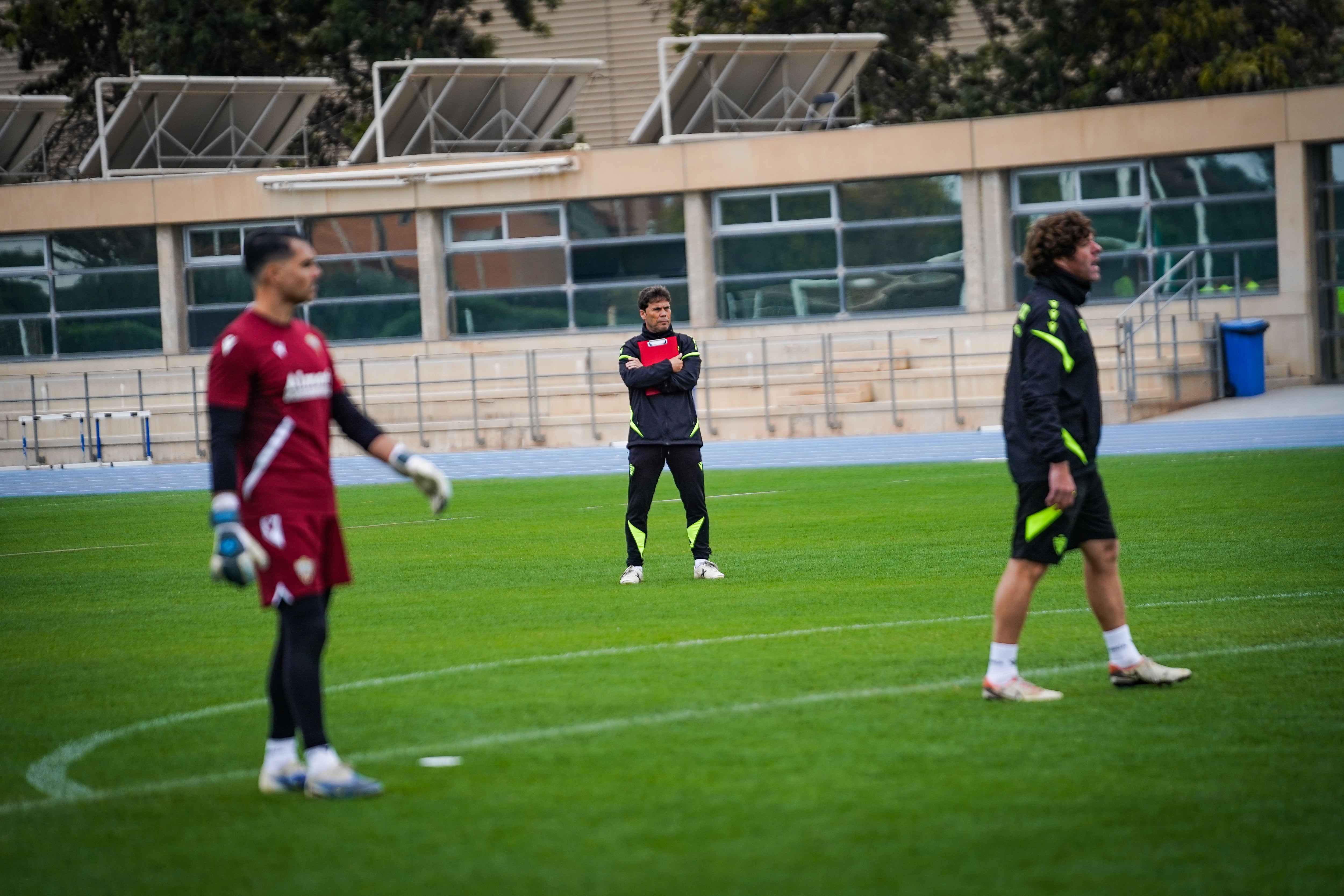 El técnico del Almería en el entrenamiento del Anexo del Estadio Mediterráneo.
