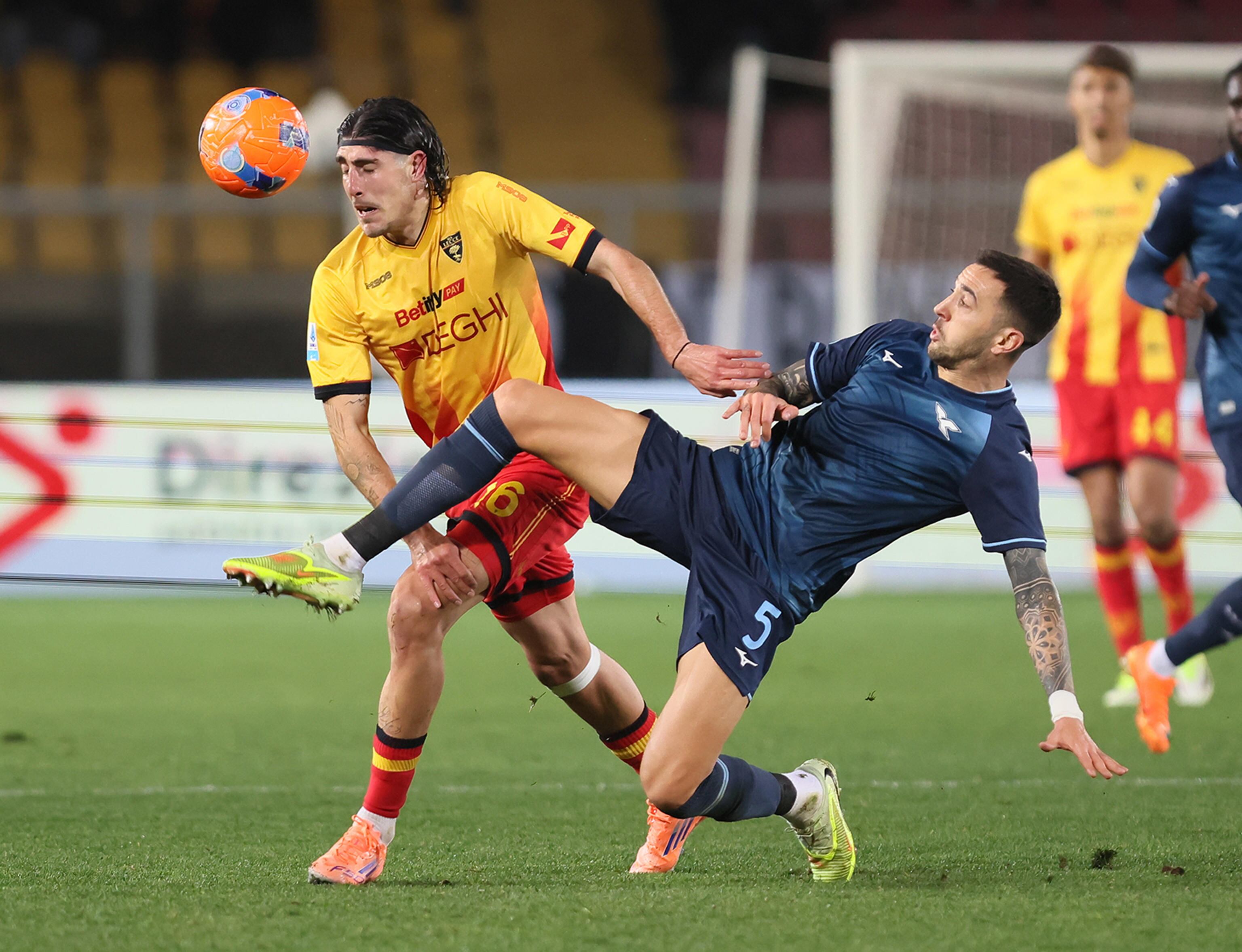 Lecce (Italy), 24/01/2026.- US Lecce's Omri Gandelman (L) and SS Lazio's Matias Vecino (R) in action during the Italian Serie A soccer match US Lecce - SS Lazio at the Via del Mare stadium in Lecce, Italy, 24 January 2026. (Italia) EFE/EPA/ABBONDANZA SCURO LEZZI