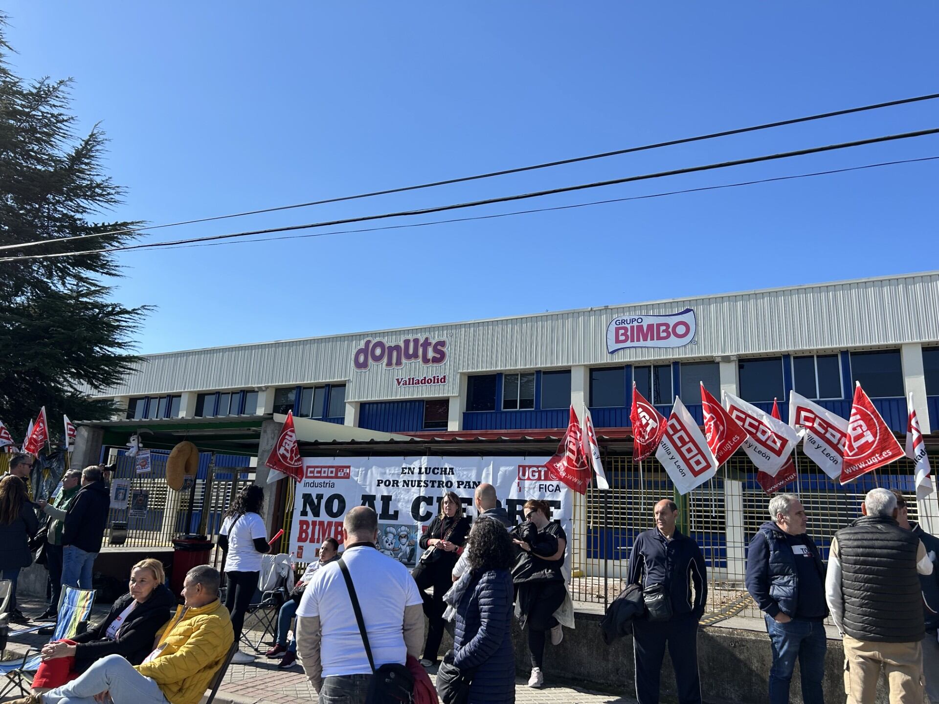 Concentración de los trabajadores de Bimbo a las puertas de la fábrica de Valladolid | Cadena SER