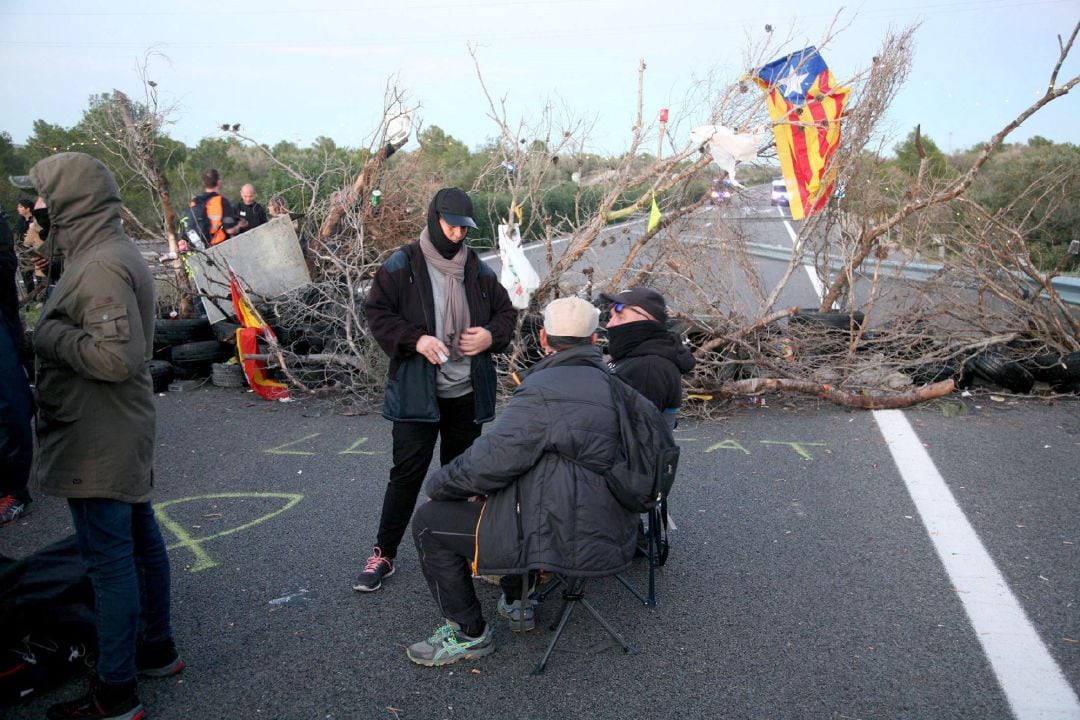 Los CDR cortan el tráfico en la AP-7 a su paso por L&#039;Ampolla (Tarragona) el pasado 8 de diciembre