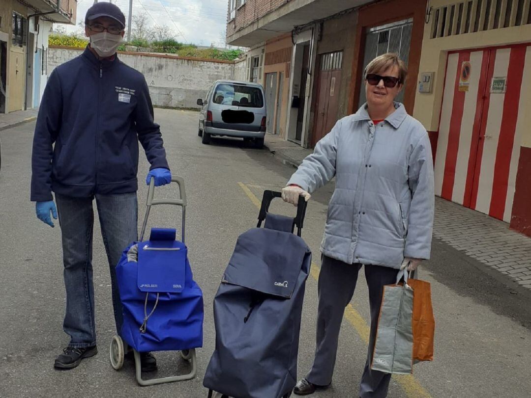 Voluntarios del barrio de Santo Tomás llevan la compra a personas mayores