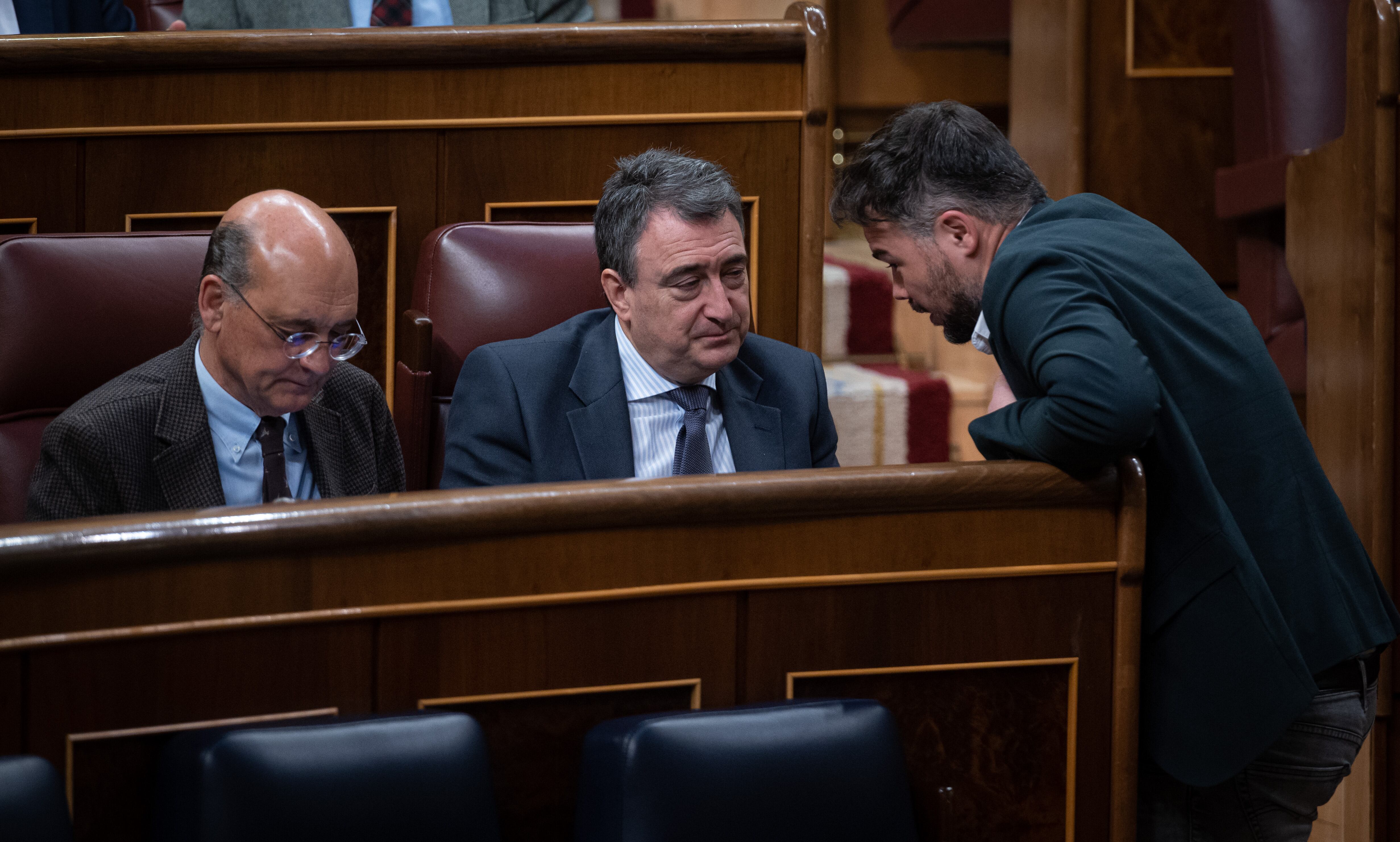 MADRID, 23/02/2023.- El portavoz de ERC Gabriel Rufián (d) conversa con el portavoz del PNV Aitor Esteban (c) durante el debate parlamentario sobre los proyectos de ley que modifican el Convenio Económico de Navarra y el Concierto Económico del País Vasco; y el proyecto de ley por el que se aprueba la metodología de señalamiento del cupo del País Vasco para el quinquenio 2022-2026, este jueves, en el Congreso de los Diputados. EFE/ Fernando Villar
