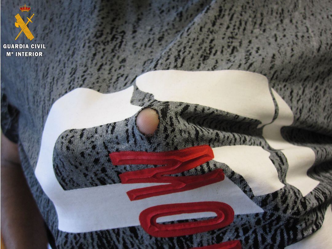 Camiseta utilizada por el tramposo, con el agujero para la videocámara