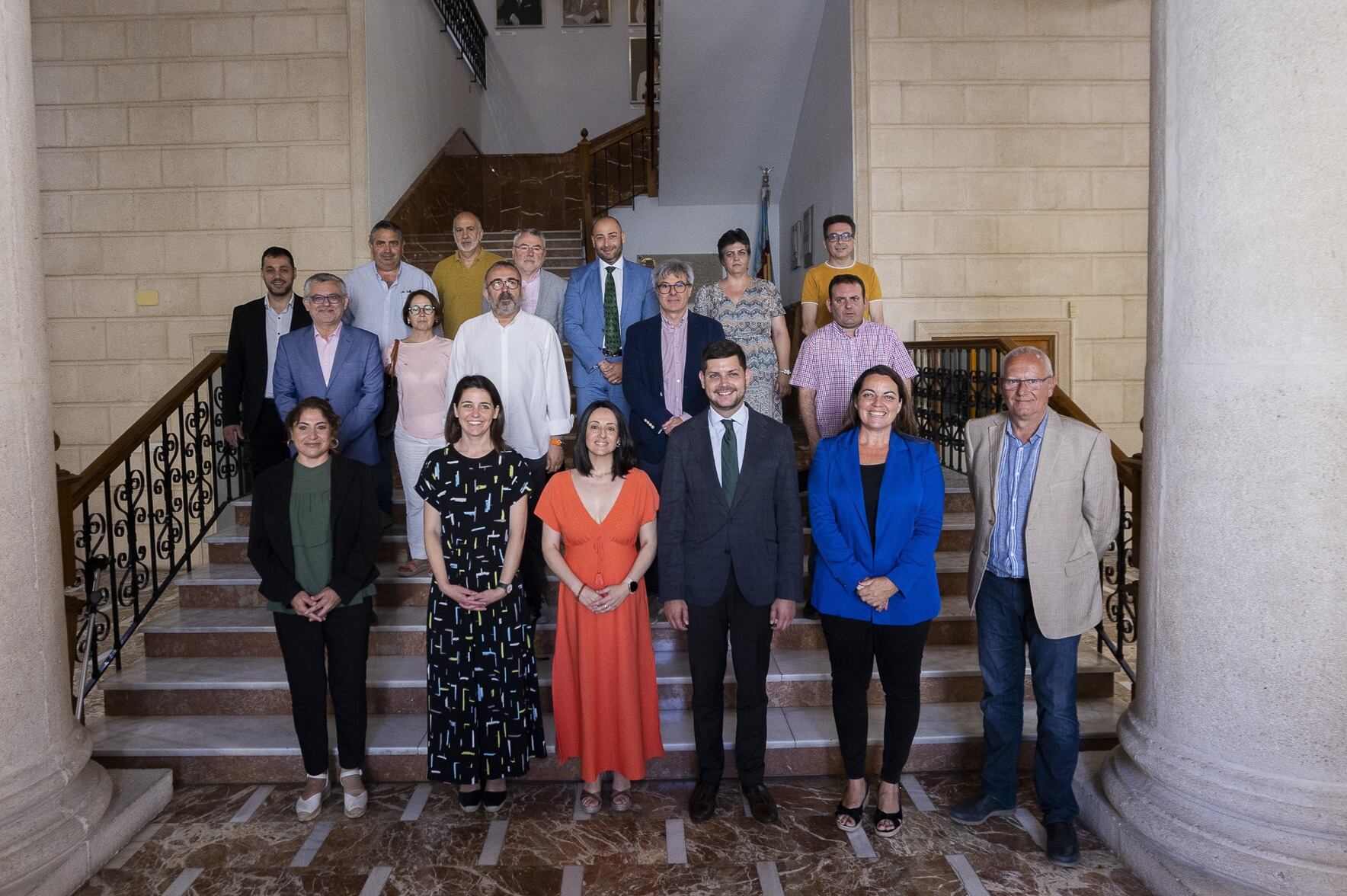 Autoridades municipales y representantes sindicales y de la patronal reciben a la consellera Rebeca Torró en el Ayuntamiento de Gandia.