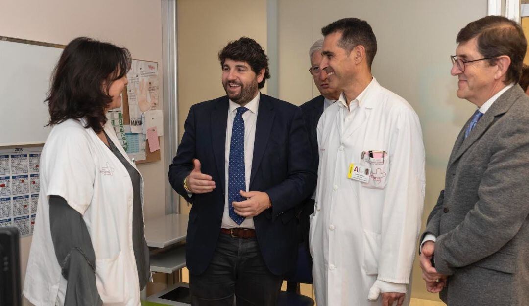 El presidente de la Comunidad, Fernando López Miras, de visita a las instalaciones del hospital Virgen de la Arrixaca con motivo del Día Mundial contra el Cáncer