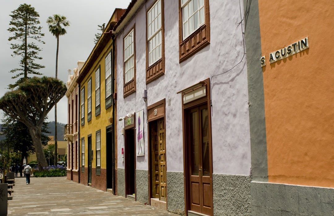 La calle San Agustín de San Cristóbal de La Laguna (Tenerife) ha sido seleccionada como una de las más bonitas de España. Se trata de una de las calles principales del entramado urbanístico de la ciudad que sirvió como laboratorio de pruebas hacia el modelo que se implantaría posteriormente en núcleos urbanos latinoamericanos