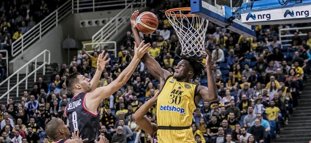 Tyler Roberson (AEK) captura un rebote ante Jelovac (Brose) en la victoria griega en el OAKA.