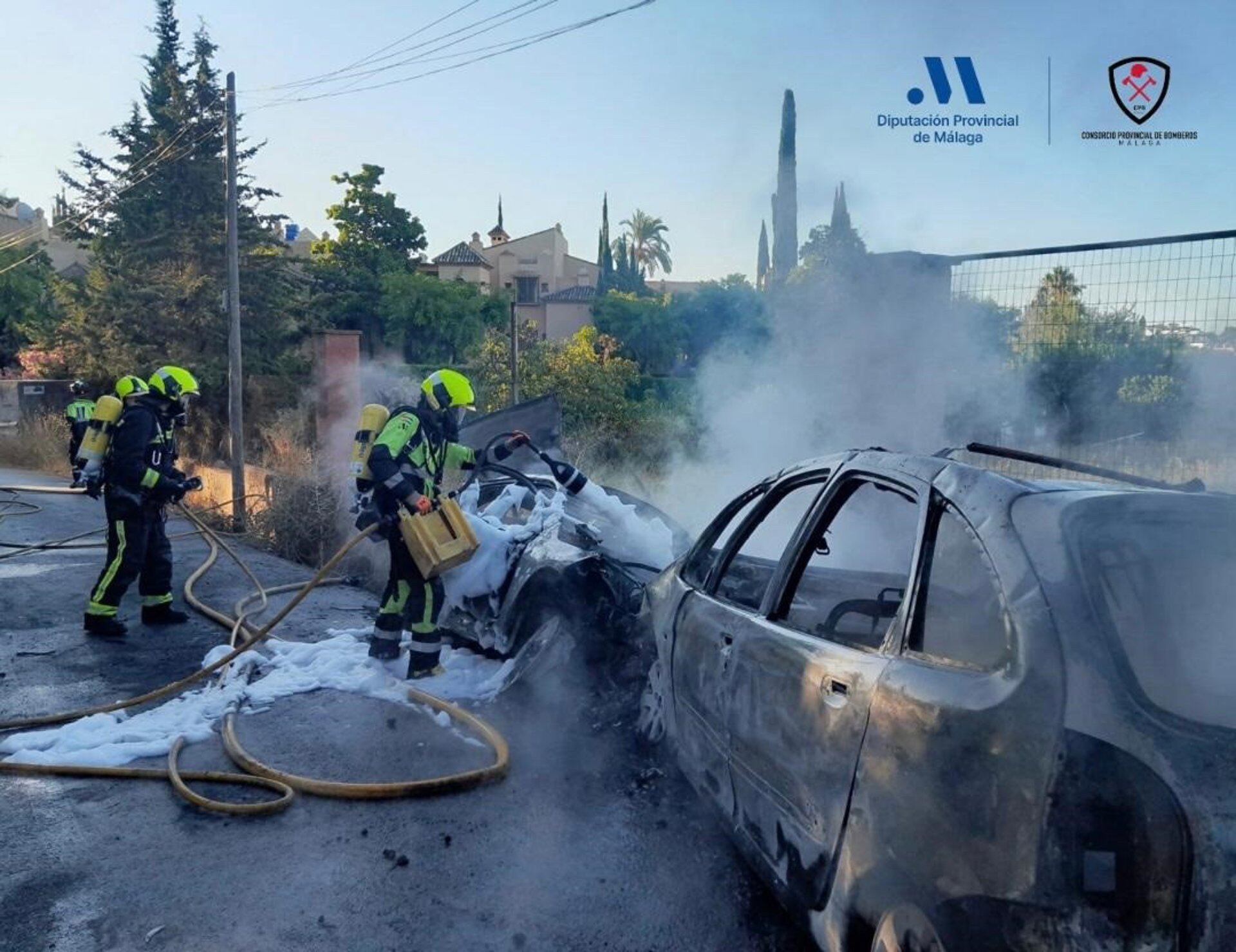 Efectivos del Consorcio Provincial de Bomberos  de la Diputación intervienen tras un accidente frontal entre dos vehículos en Estepona en el que tres personas han resultado heridas.