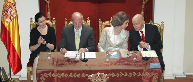 Los reyes Juan Carlos y Sofía, junto a la ministra de Cultura, Ángeles González-Sinde, y el director de la Real Academia de la Historia, Gonzalo Anes, durante el acto de presentación del gran Diccionario Biográfico Español