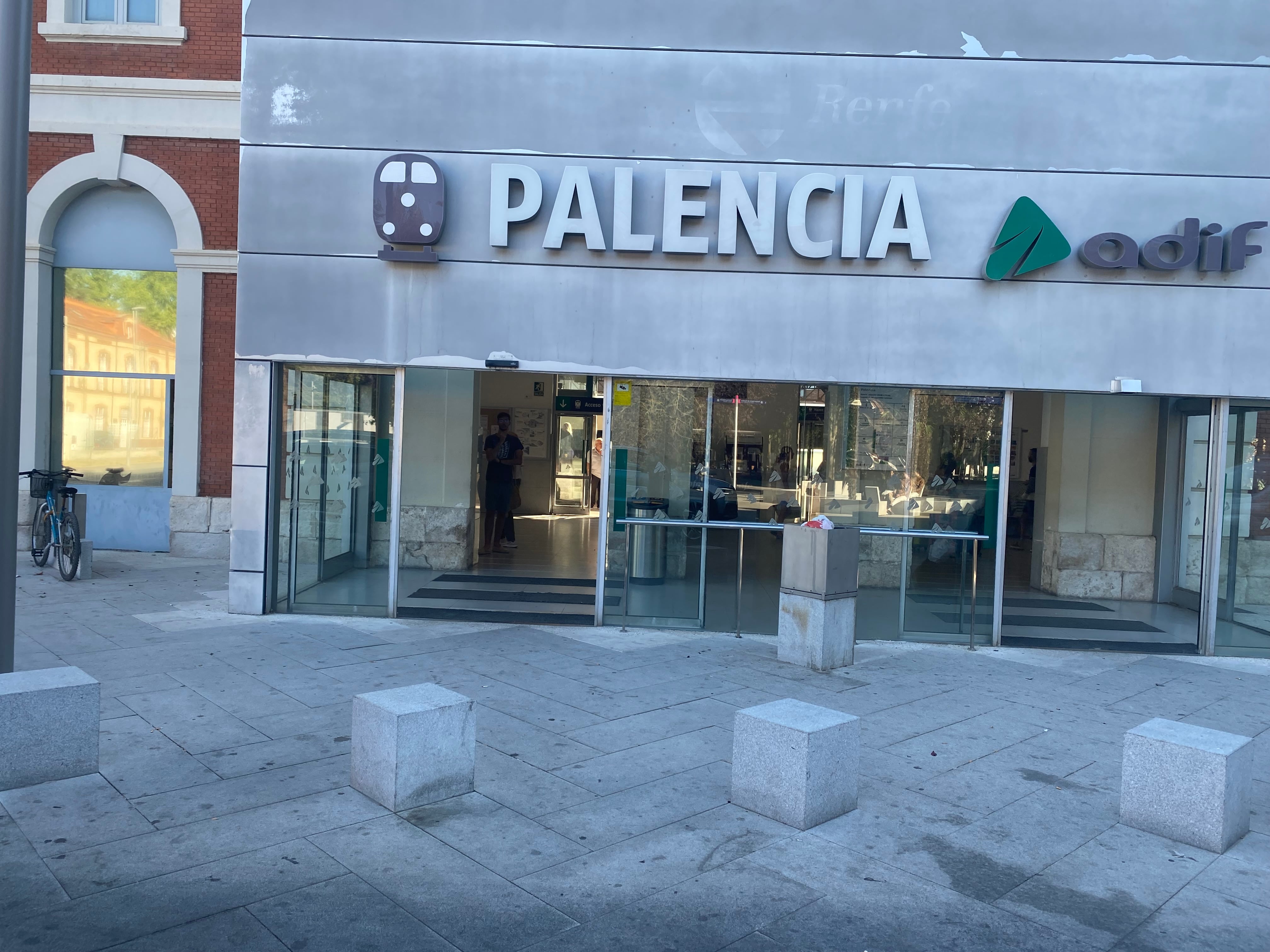 Elementos urbanos en forma de cubos sobre cuya peligrosidad se alerta