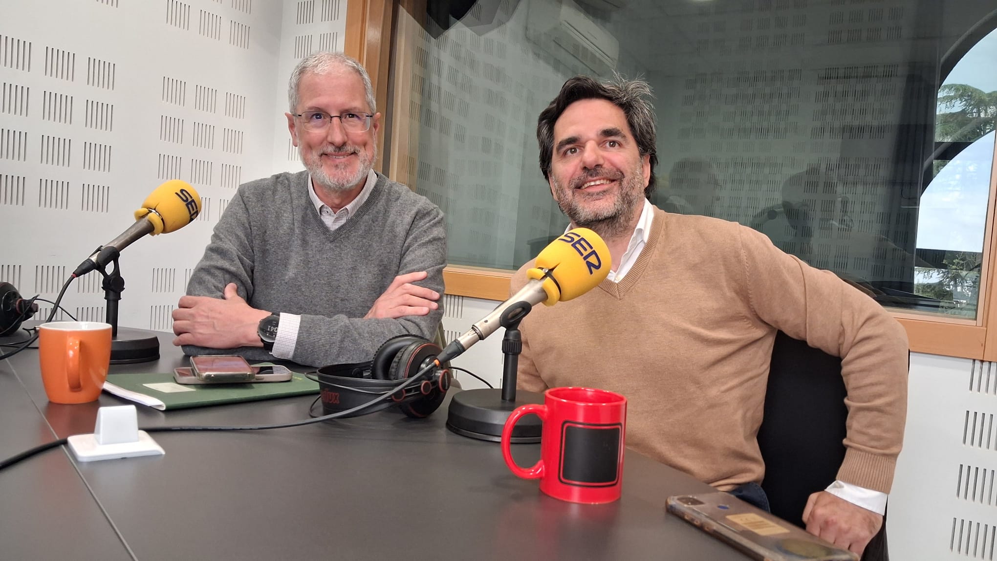 Tomás Humada (i), responsable de Rehabilitación y Eficiencia de Smart Clima de Iberdrola, y Joaquín Polo, responsable de Aislamiento Smart de Iberdrola.