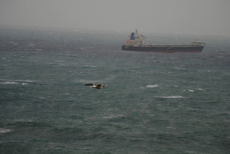 Petrolero con temporal de viento y lluvia en el Estrecho