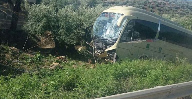 Autobús que ha sufrido el accidente en la A-6175 en el término municipal de Porcuna.