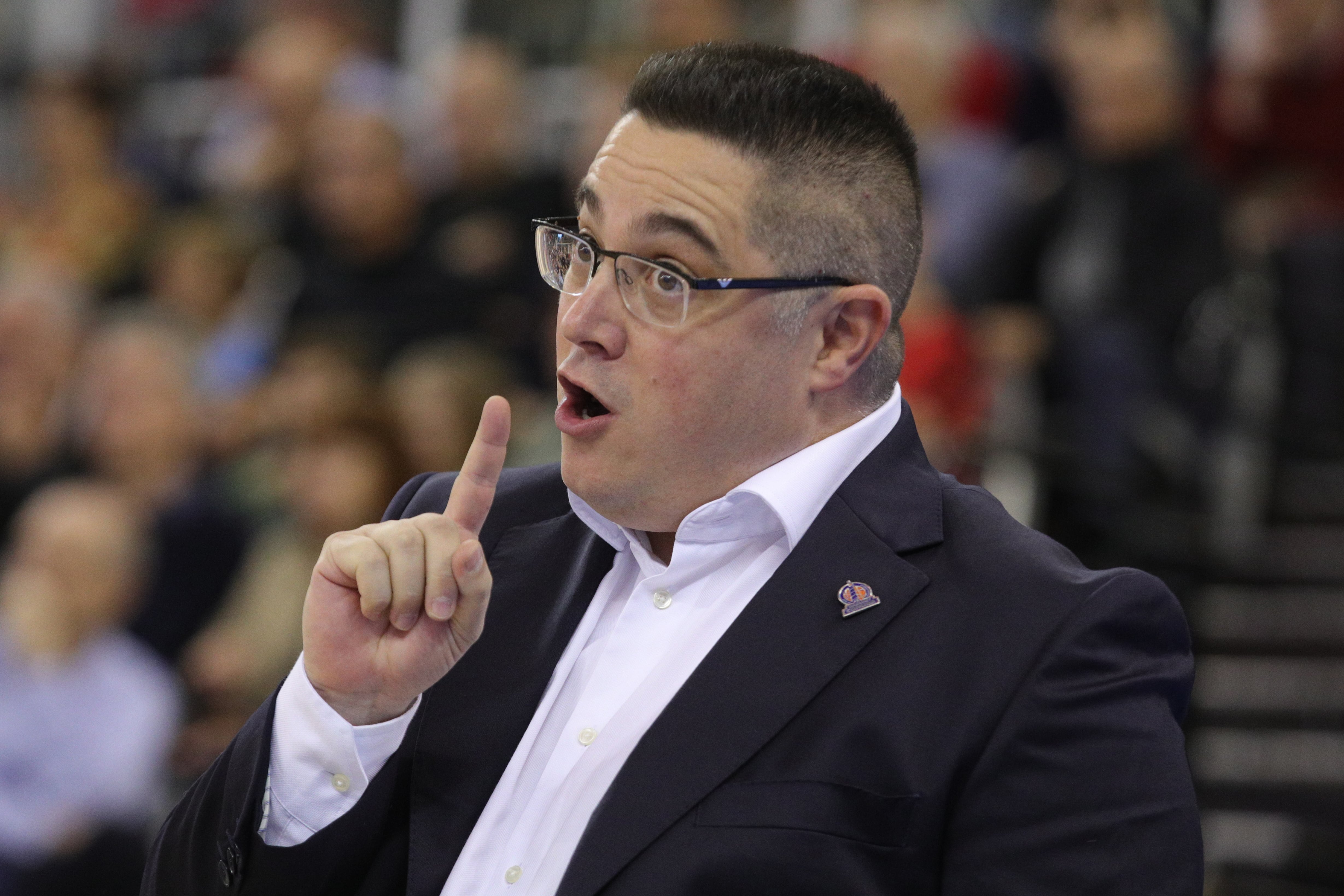 GRANADA (ANDALUCÍA), 16/11/2024.- El entrenador del Layma Coruña, Diego Epifanio, durante un partido de la octava jornada de la liga Endesa, entre los equipos Covirán Granada y Leyma Coruña, en el Palacio Municipal de Deportes de Granada. EFE/ Pepe Torres
