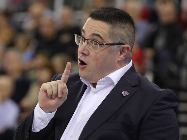 GRANADA (ANDALUCÍA), 16/11/2024.- El entrenador del Layma Coruña, Diego Epifanio, durante un partido de la octava jornada de la liga Endesa, entre los equipos Covirán Granada y Leyma Coruña, en el Palacio Municipal de Deportes de Granada. EFE/ Pepe Torres