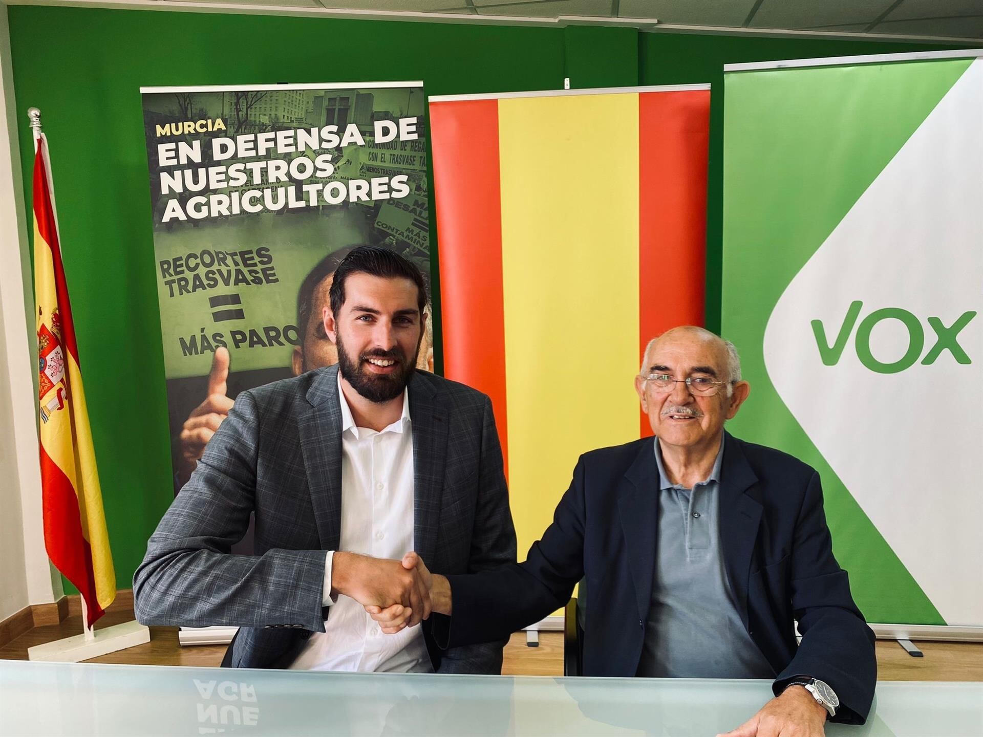 El presidente de Vox Murcia, José Ángel Antelo, y el expresidente de la Comunidad por el PP y actual número 3 a la Asamblea Regional por Vox, Alberto Garre