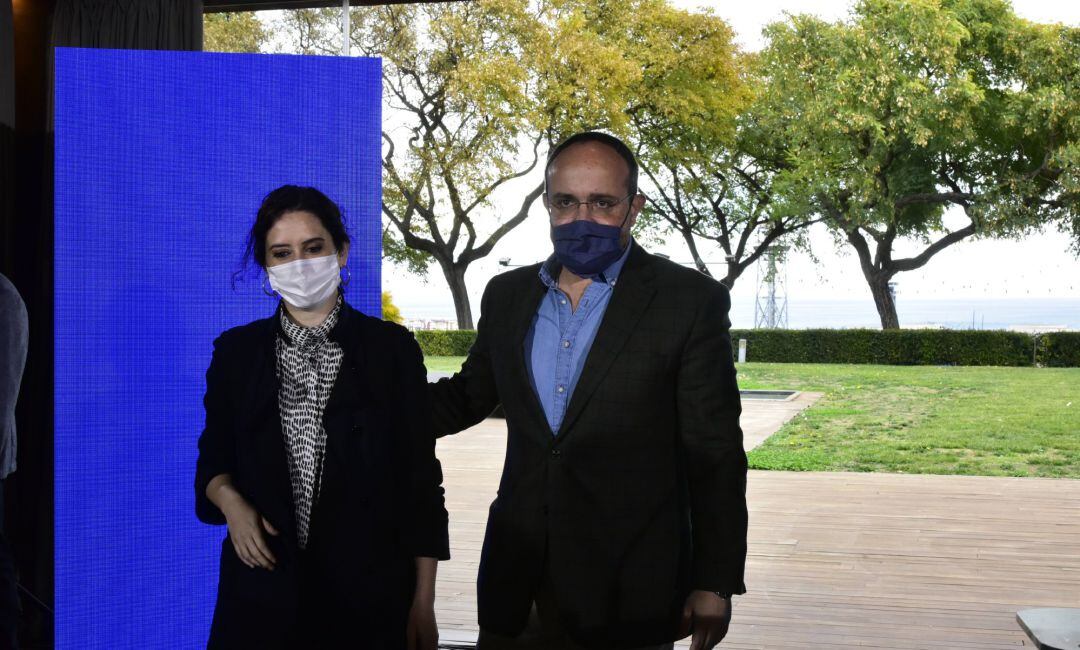 La presidenta de la Comunidad de Madrid, Isabel Díaz Ayuso, y el candidato del PP al 14F, Alejandro Fernández, en un acto en Barcelona.