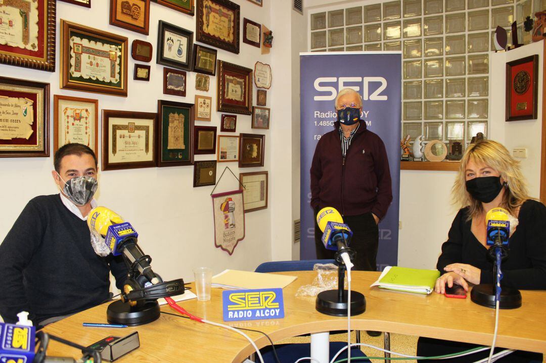 Paco García, ponente de Festes de la Asociación de San Jorge y Carol Ortiz, concejal de Fiestas, junto a Paco Aznar