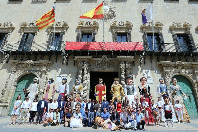 La corporación municipal se fotografía en el receso del pleno con los Nanos i Gegants, en el 528 aniversario de la concesión del título de Ciudad a Alicante.