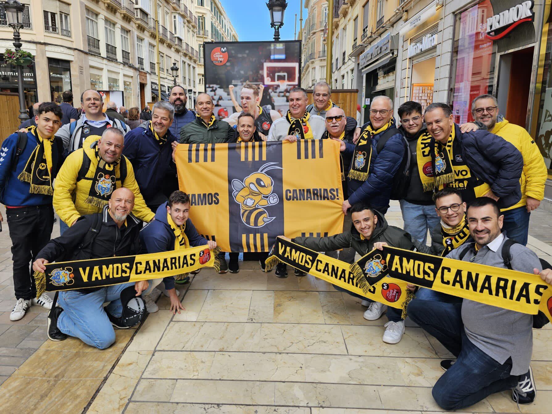 Afición del Lenovo Tenerife en las calles de Málaga en la última Copa del Rey.