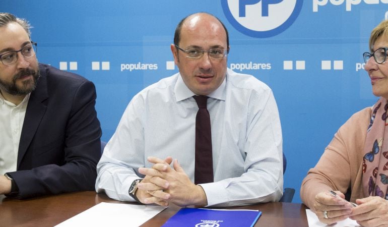 El presidente de Murcia, Pedro Antonio Sánchez, junto a la secretaria general del Partido Popular en la región, Maruja Pelegrín (d), y el portavoz del grupo popular en la Asamblea Regional, Víctor Martínez, durante la primera reunión del comité ejecutivo 