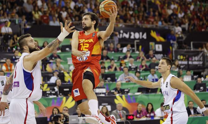 España derrota a Serbia y termina invicta la fase de grupos.