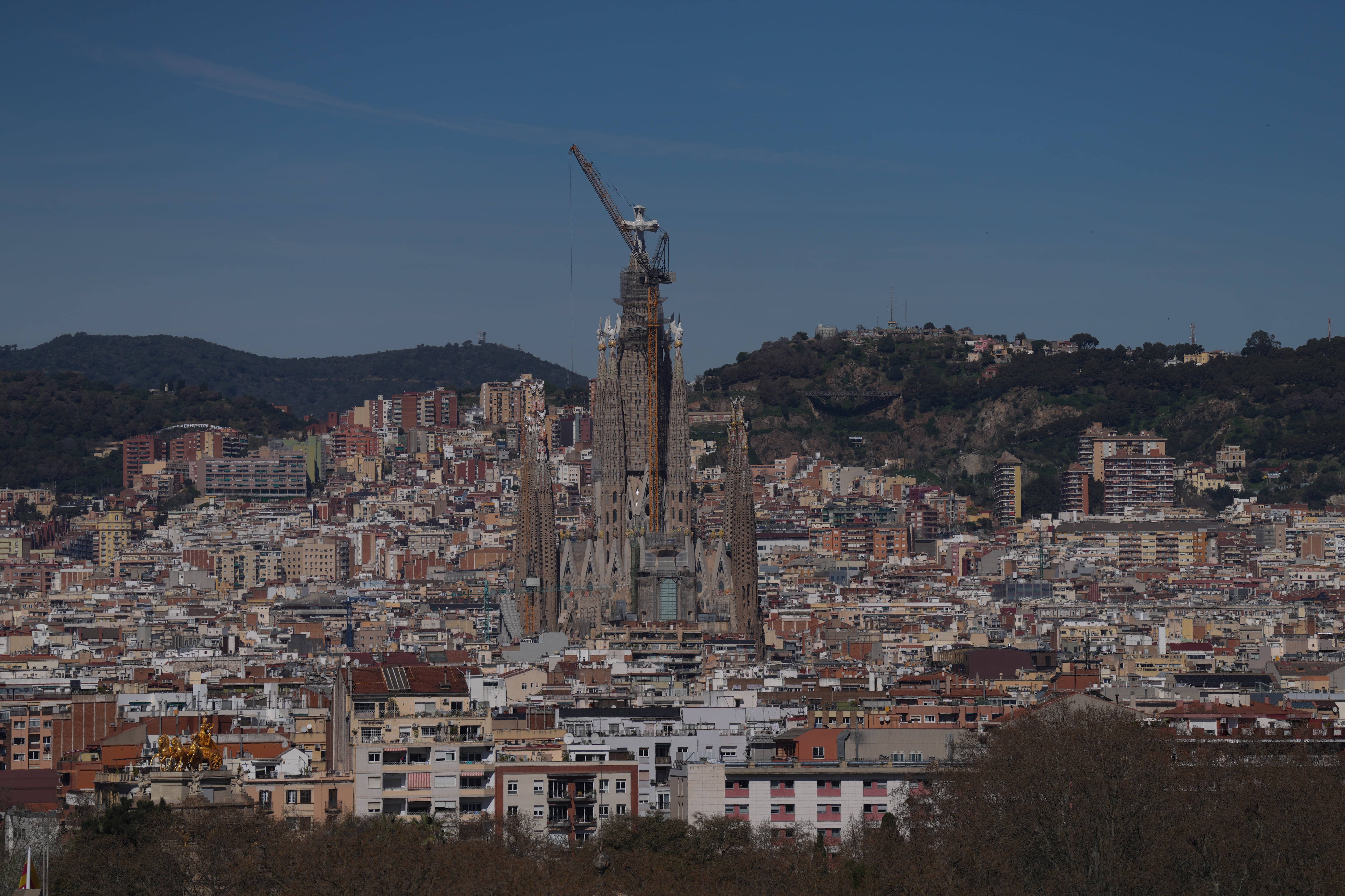 La cruz de la Basílica de la Sagrada Familia ya se ve sin andamios