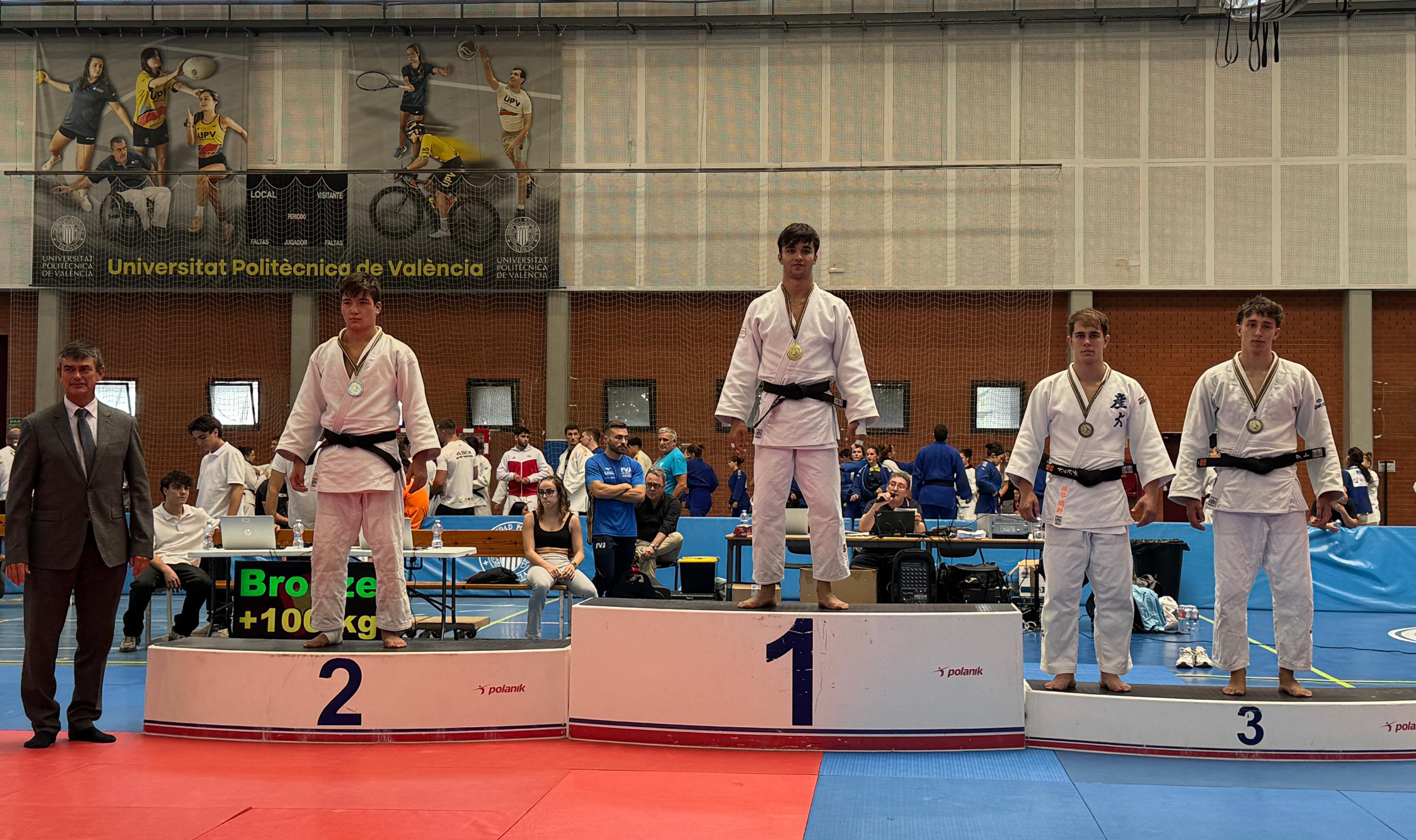 David Marí en el podio de la Copa de España