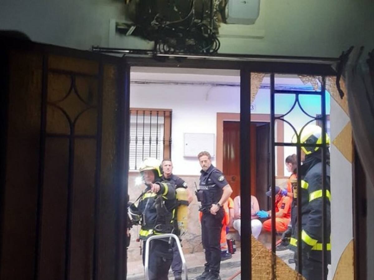 Bomberos extinguen un incendio en una casa de Algeciras