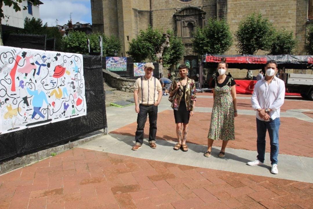 La delegada de cultura, Juncal Eizaguirre, los músicos Julio Bravo y Carlos Malles y la artista Cristina Juaniz 