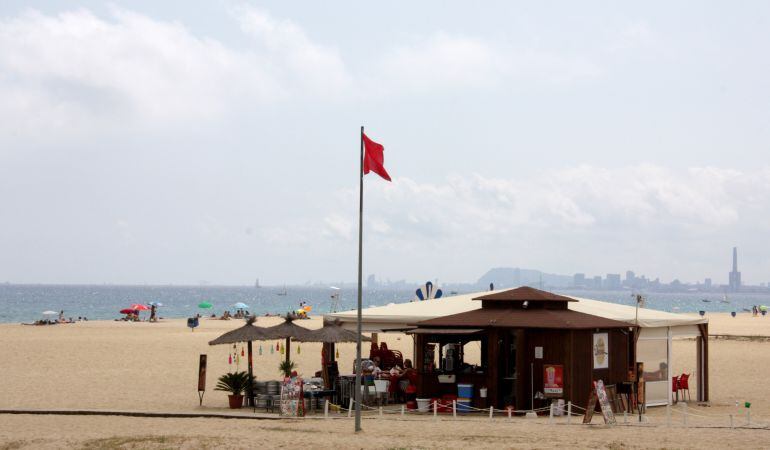 Foto d'arxiu d'una bandera vermella en una platja catalana
