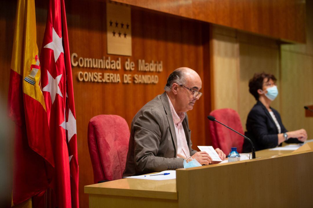 El viceconsejero de Salud Pública y Plan COVID-19 de la Comunidad de Madrid, Antonio Zapatero, y la directora general de Salud Pública, Elena Andradas.