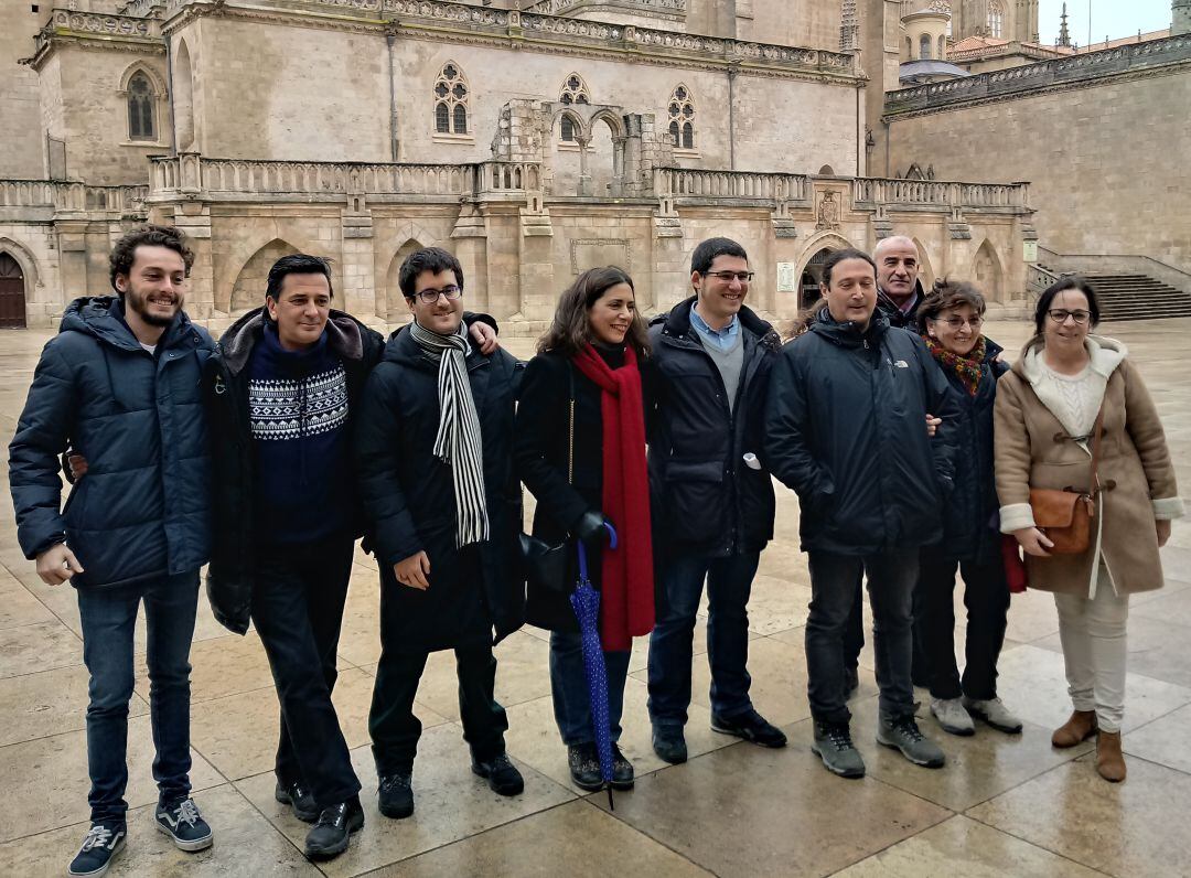 El cabeza de lista de Podemos al Ayuntamiento de Burgos, Raúl Salinero (5ºizda) junto a parte de su equipo electoral