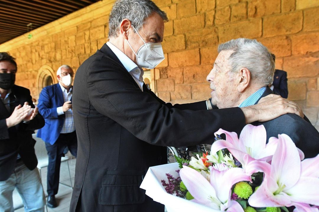 El expresidente José Luis Rodríguez Zapatero (i) durante el homenaje que le ha rendido la organización Paradores de Turismo a Josep Sala (d), de 102 años, último superviviente de los presos políticos que fueron encerrados en el Hostal de San Marcos de Leó