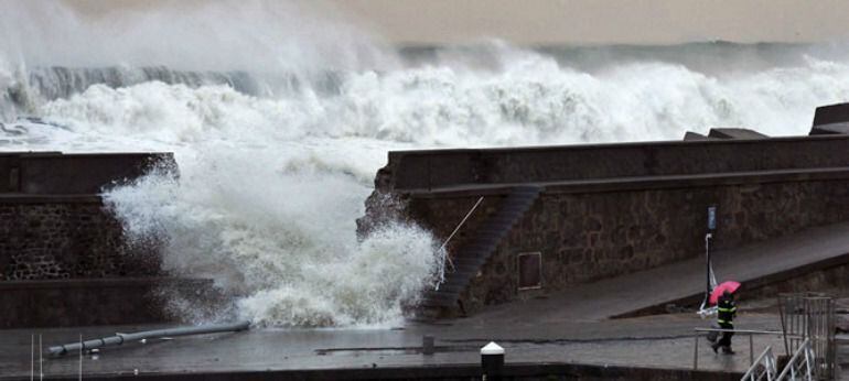 El nuevo temporal pondrá a prueba los arreglos de los destrozos provocados por el mar a principio de año. En la imagen el boquete abierto por las olas en el puerto de Bermeo