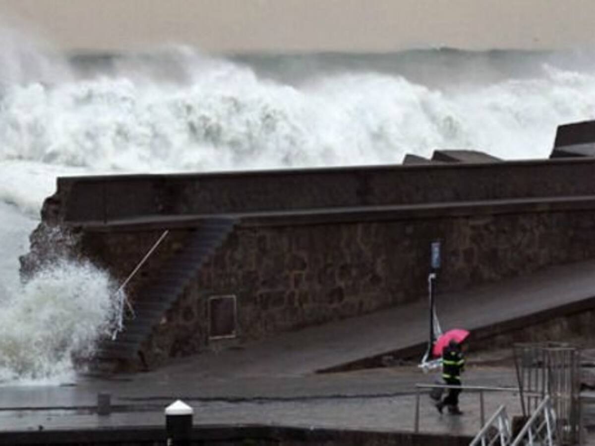 Euskadi se prepara para el primer temporal de olas del invierno
