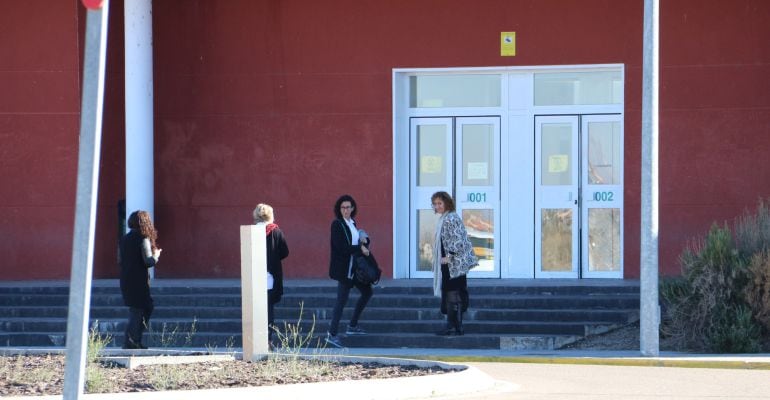 Marta Rovira y Ester Capella, a las puertas de la cárcel de Estremera donde están presos Junqueras y los exconsellers encarcelados por la Audiencia Nacional.