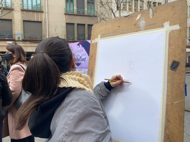 Una de las participantes en el certamen de pintura rápida