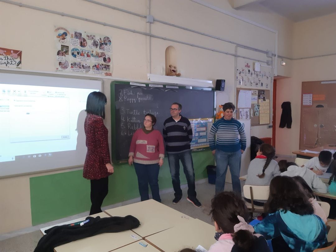 Varios usuarios de Fundación Personas Cuéllar participan en una jornada de inclusión en el Colegio La Villa