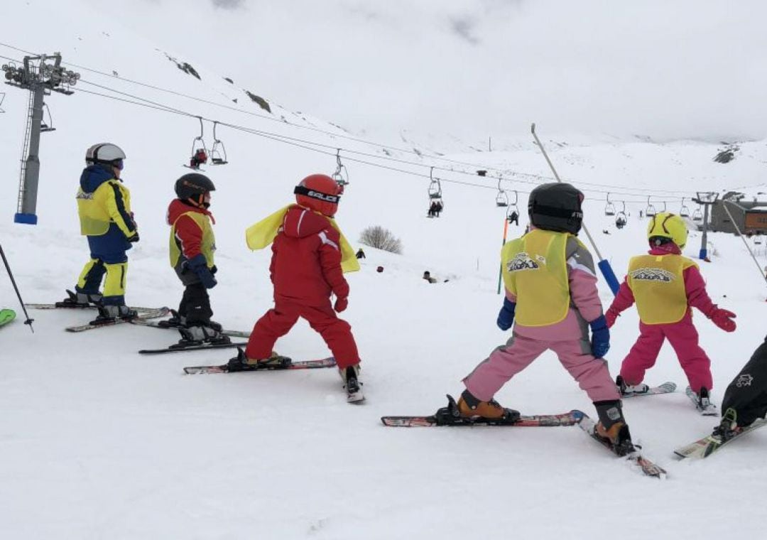 Niños participando en las escuelas de esquí de San Isidro