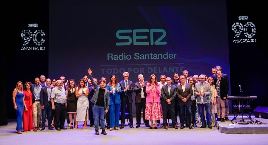 Juan Carlos Ortega saludando junto a la plantilla y extrabajadores de Radio Santander en la gala celebrada en el Palacio de Festivales