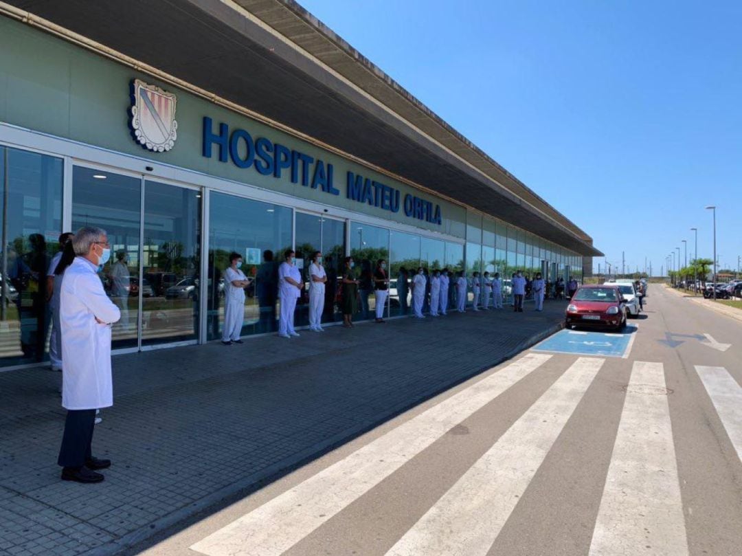 Els professionals sanitaris també han guardat un minut de silenci davant les portes de l'hospital.