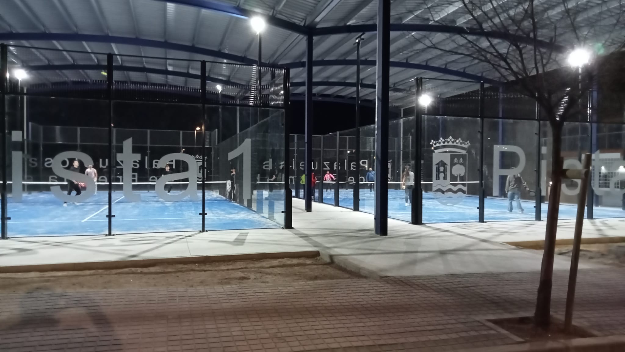 Palazuelos de Eresma inaugura dos pistas cubiertas de pádel