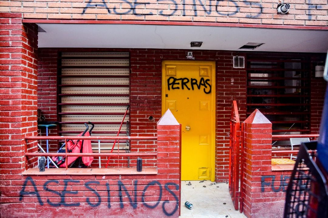 Concentración de vecinos en Vallecas (Madrid) tras el asesinato a puñaladas de u