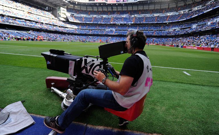 Un cámara de televisión en el Bernabéu